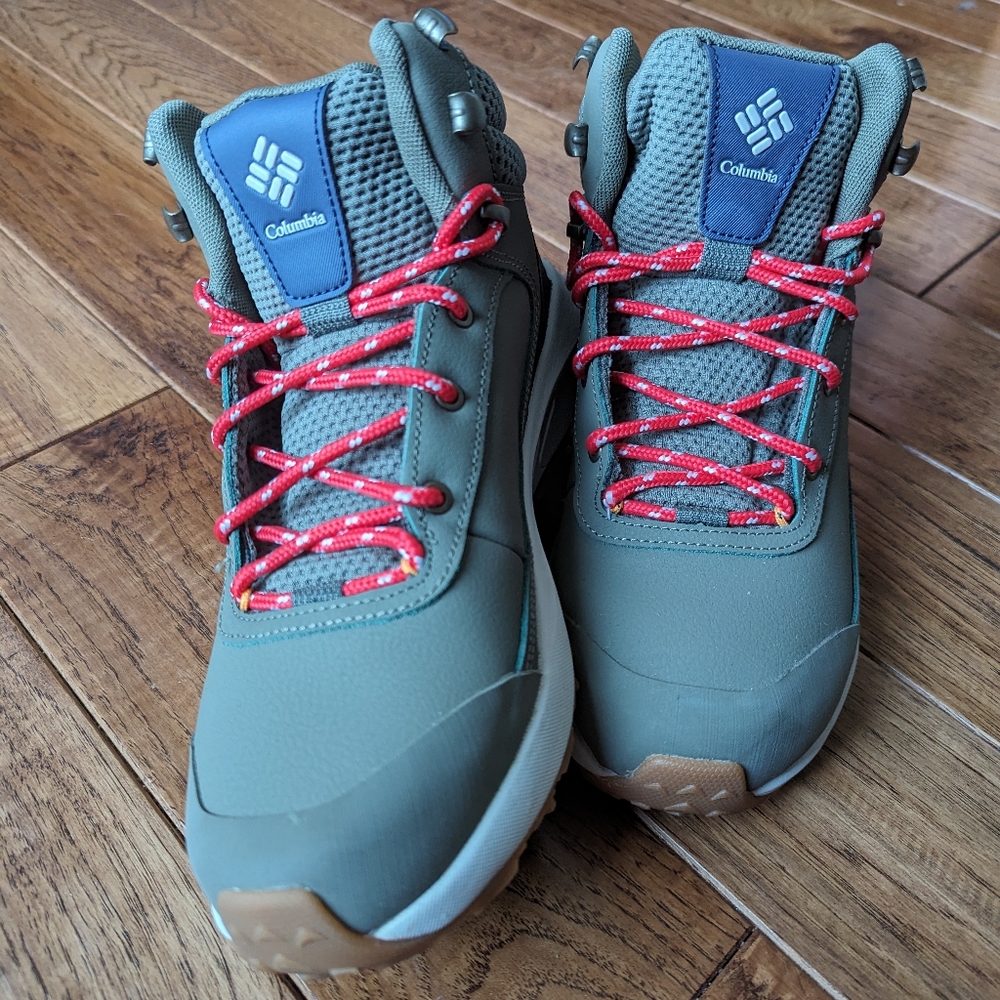 Columbia women's Trailstorm Peak Mid Hiking Shoes